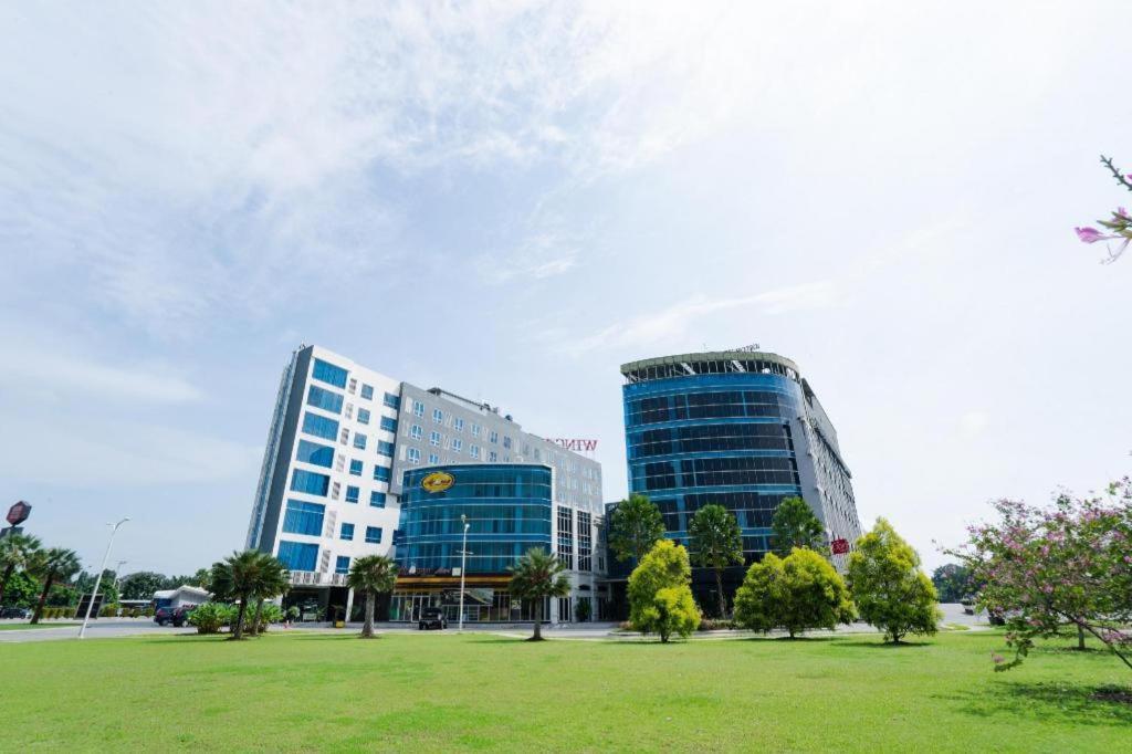 מדאן The Crew Hotel Kualanamu International Airport מראה חיצוני תמונה