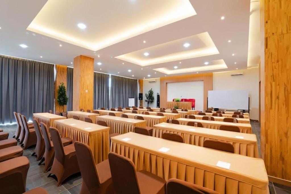 מדאן The Crew Hotel Kualanamu International Airport מראה חיצוני תמונה