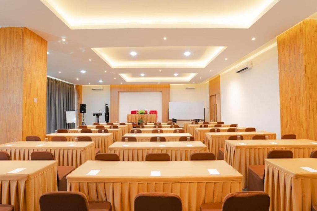 מדאן The Crew Hotel Kualanamu International Airport מראה חיצוני תמונה