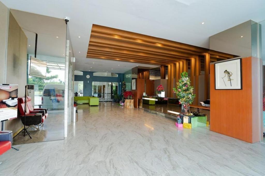 מדאן The Crew Hotel Kualanamu International Airport מראה חיצוני תמונה