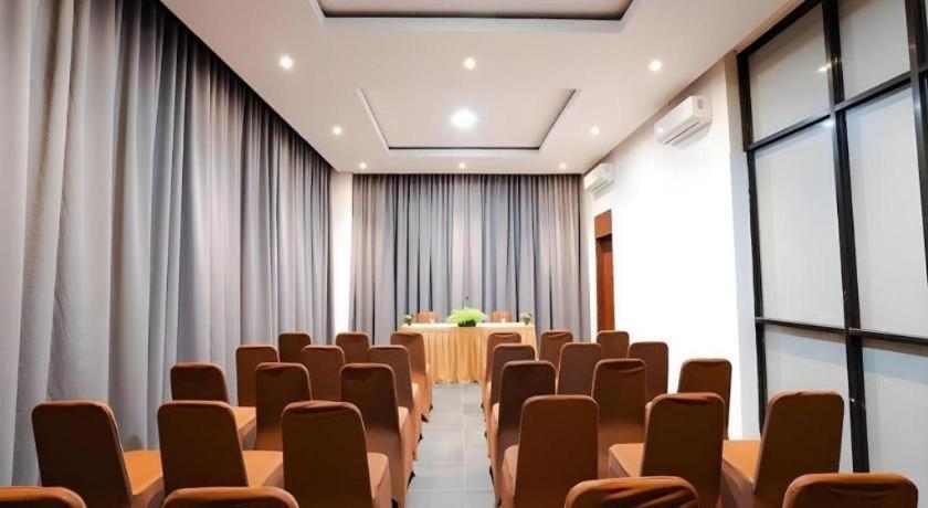 מדאן The Crew Hotel Kualanamu International Airport מראה חיצוני תמונה