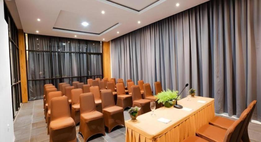 מדאן The Crew Hotel Kualanamu International Airport מראה חיצוני תמונה