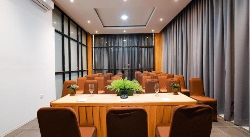מדאן The Crew Hotel Kualanamu International Airport מראה חיצוני תמונה