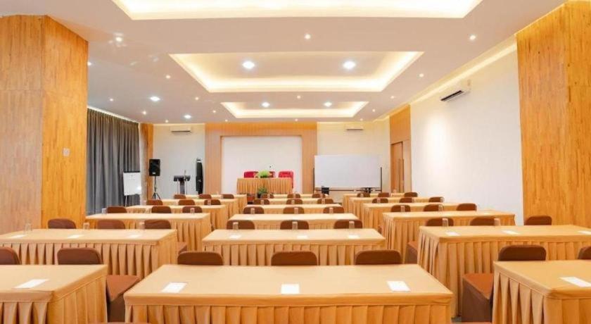 מדאן The Crew Hotel Kualanamu International Airport מראה חיצוני תמונה