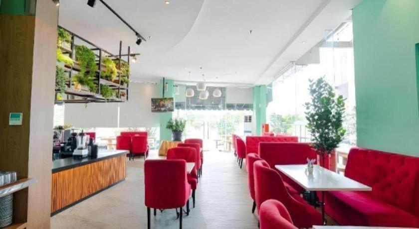 מדאן The Crew Hotel Kualanamu International Airport מראה חיצוני תמונה