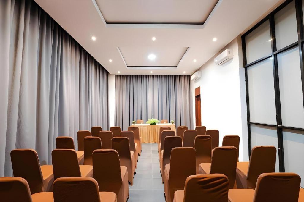 מדאן The Crew Hotel Kualanamu International Airport מראה חיצוני תמונה