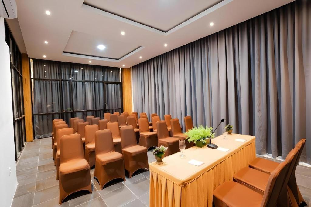 מדאן The Crew Hotel Kualanamu International Airport מראה חיצוני תמונה