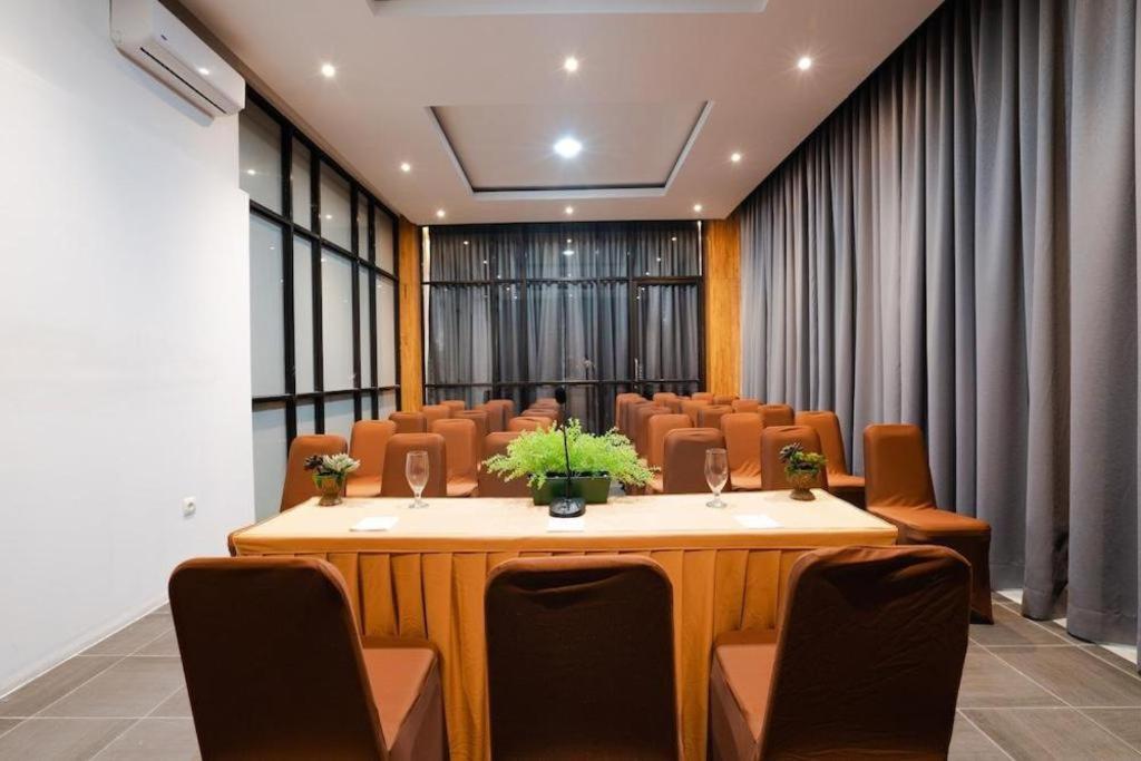 מדאן The Crew Hotel Kualanamu International Airport מראה חיצוני תמונה