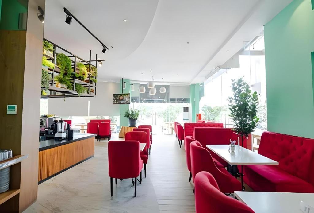 מדאן The Crew Hotel Kualanamu International Airport מראה חיצוני תמונה