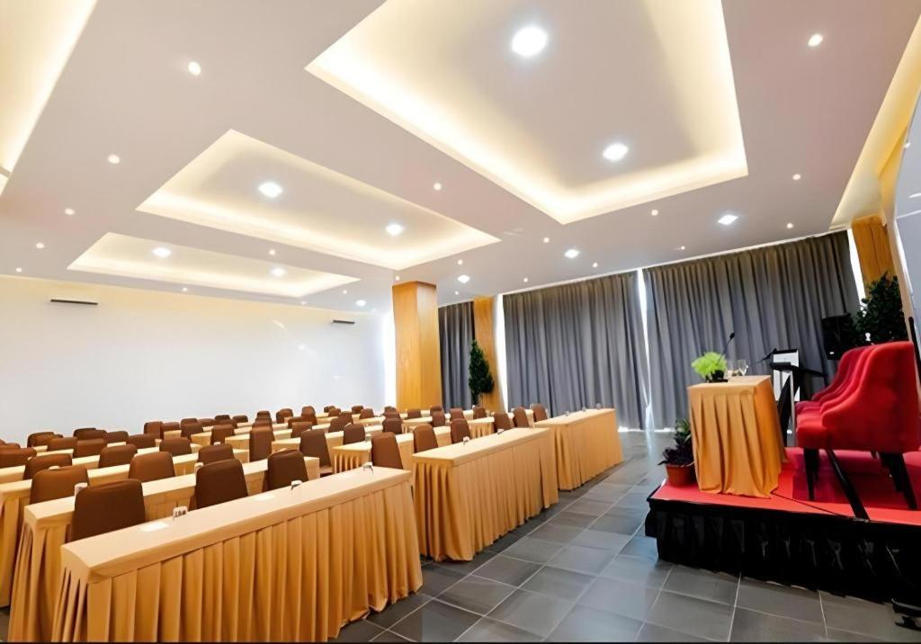מדאן The Crew Hotel Kualanamu International Airport מראה חיצוני תמונה